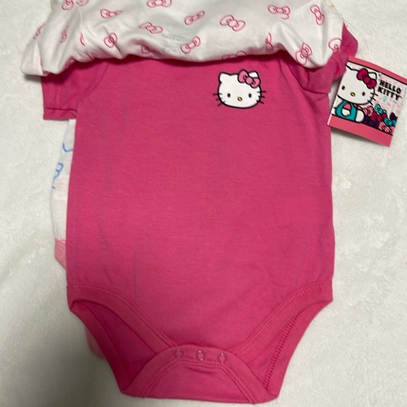 Brand New Hello Kitty Baby Girl Onesies Set Size 6-9 Months - Picture 2 of 3